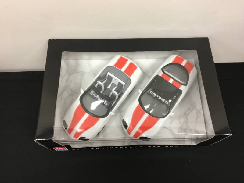 lot 107 image: ERTL 30th Anniversary Z28 Chevrolet Camaro Combo (Plastic Promo) - 125 Scale