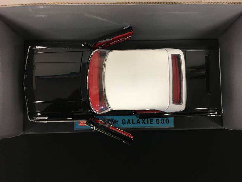 lot 108 image: 1964 Ford Galaxie 500 Diecast - 118 Scale