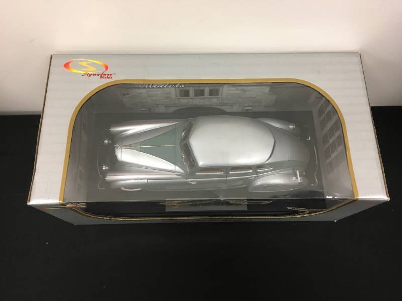 lot 120 image: 1933 Pierce Arrow - Silver Arrow Diecast - 118 Scale