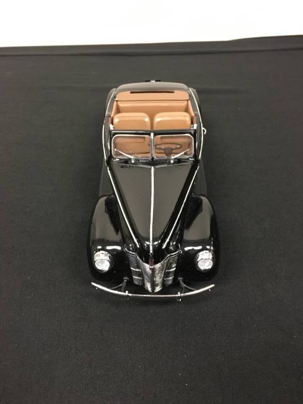 lot 121 image: 1940 Ford Deluxe Convertible Diecast - 124 Scale
