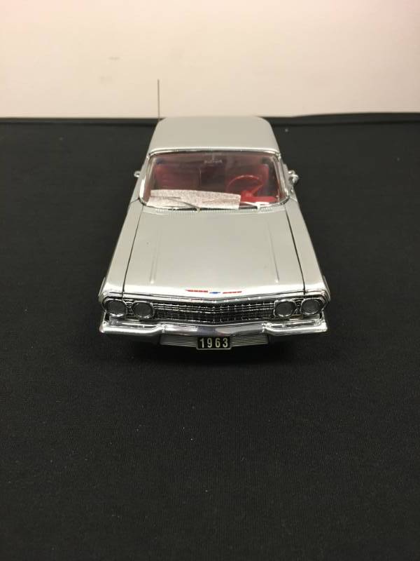 lot 122 image: 1963 Chevrolet Impala Diecast - 118 Scale