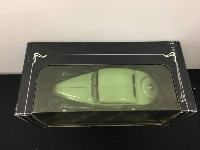 lot 135 image: BMW 327 Coupe - 118 Scale