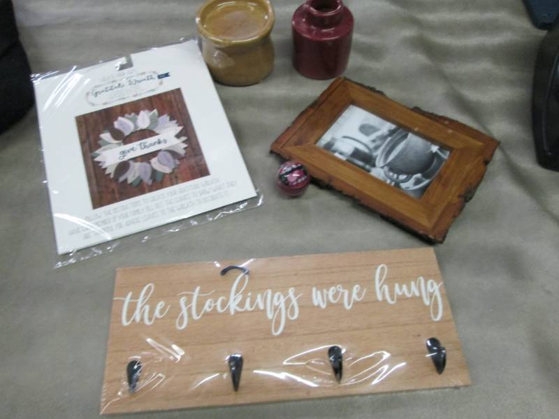 lot 10 image: Wreath Kit, Dcor Items...