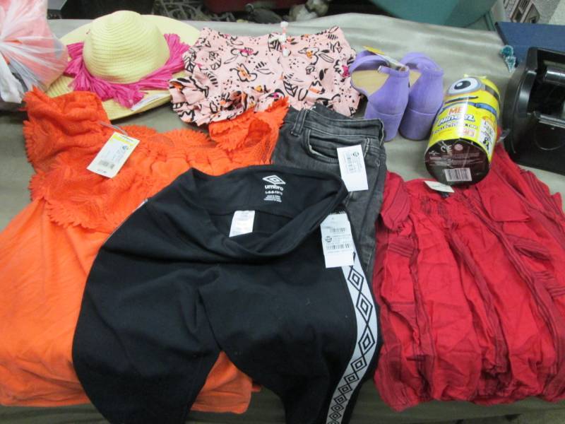 lot 83 image: Floppy Hat , Minion tin, 8.5 Shoes,...
