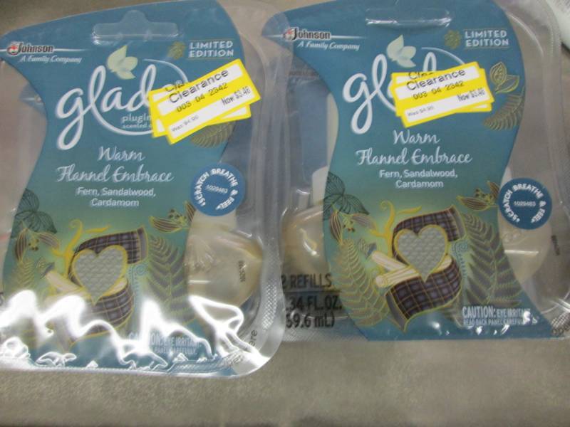 lot 94 image: Lot of 8 Glade Plug ins Scented Oil...