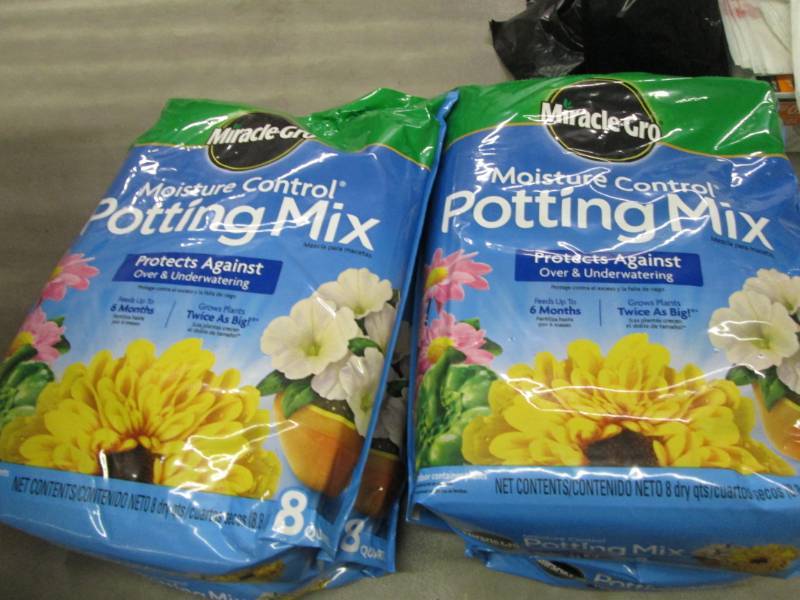 lot 129 image: Lot of 6- 8 qt Bags Miracle Gro Moi...