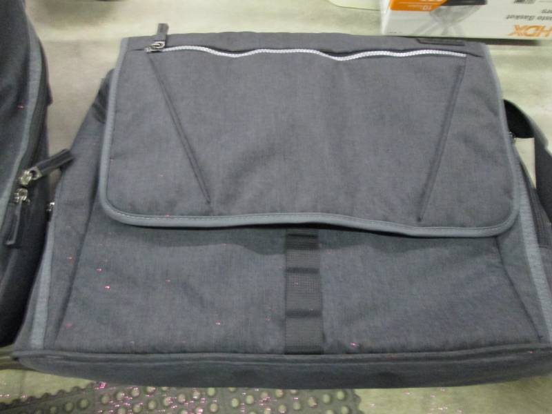 lot 134 image: American Tourister Messenger Bag NW...
