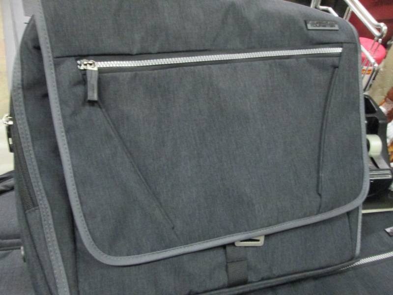 lot 164 image: American Tourister Messenger Bag NW...