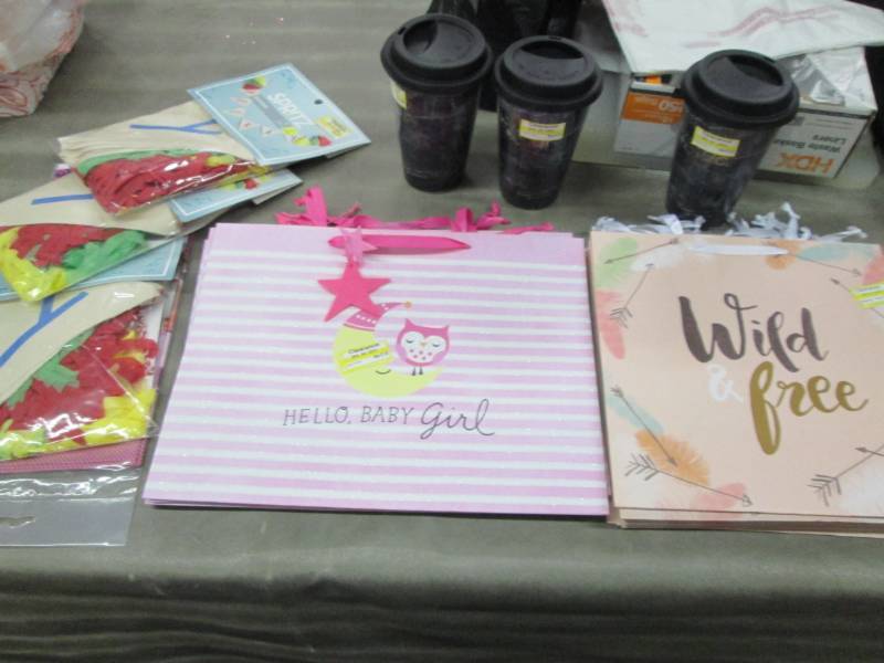lot 176 image: Gift Bags, 3 Covered tumblers, Part...