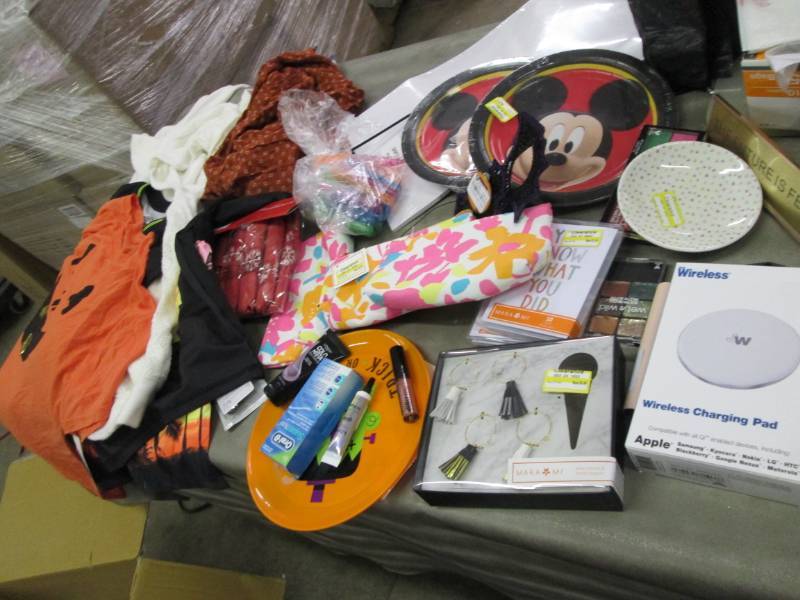 lot 178 image: Mixed lot Assorted clothes, Thank y...
