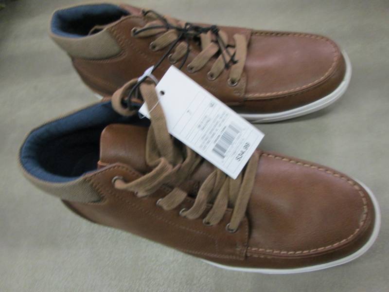 lot 184 image: Size 7 Shoes Retail $34.99...