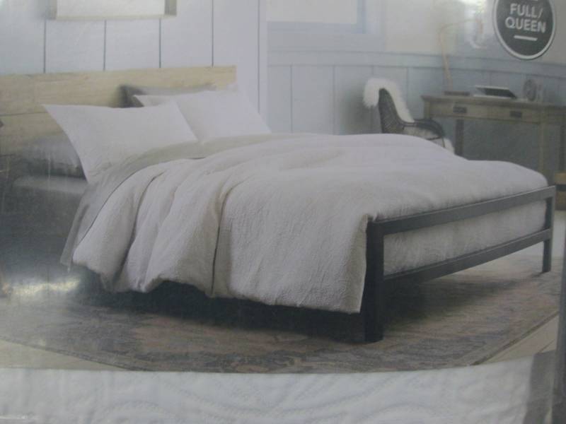 lot 203 image: Threshold 3 Pc White Comforter Set ...