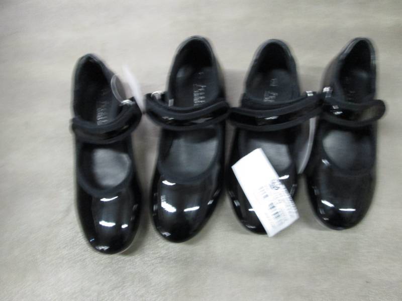 lot 217 image: Size Toddler 9 & 10 Tap Shoes Retai...