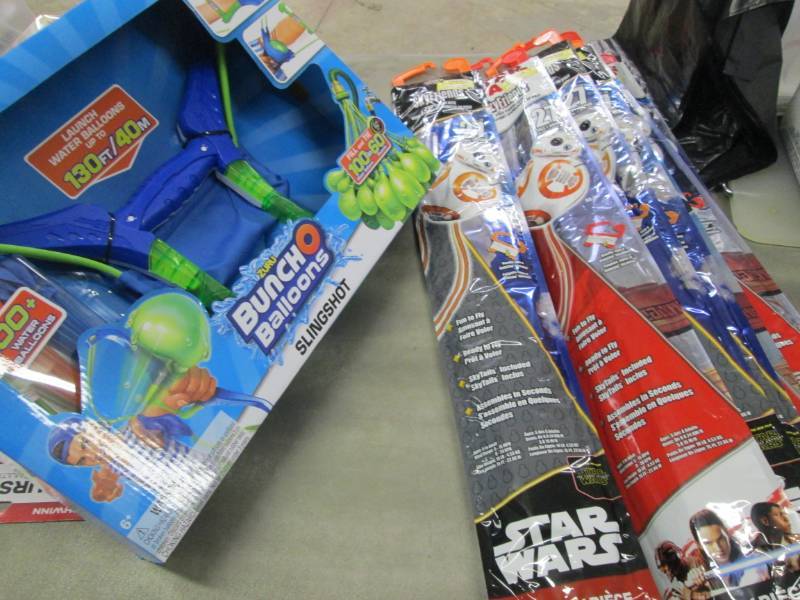 lot 223 image: 8 Star Wars Kites, Buncho Balloons ...