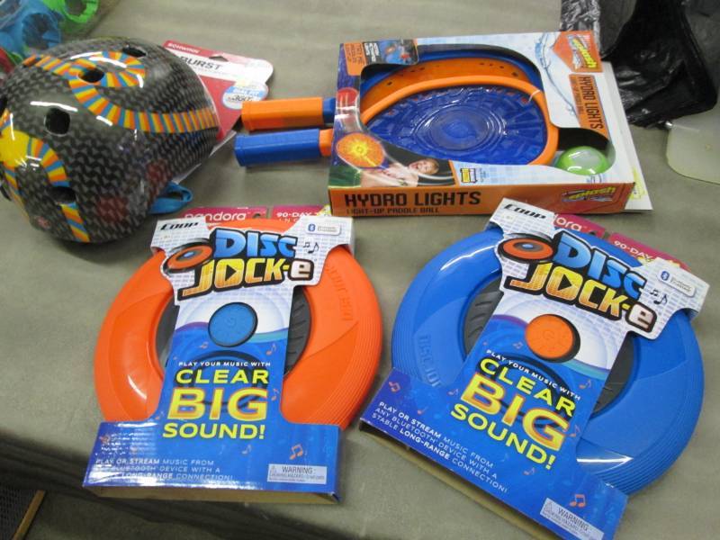 lot 224 image: Toddler Sports Helmet, 2 Disk Jocke...