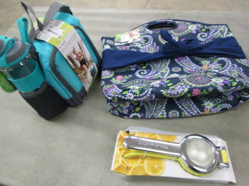 lot 240 image: Juice Extractor, Lunch Kit, Insulat...