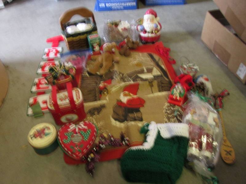 lot 35 image: Lot of Misc Christmas Decor F-2...