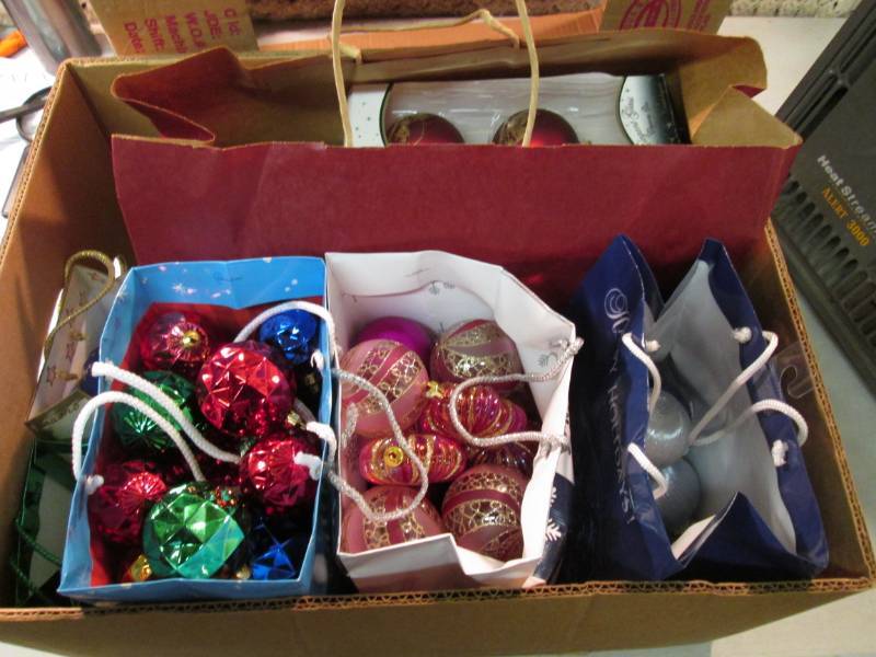 lot 37 image: Lot of Christmas Ornaments  D-2T...