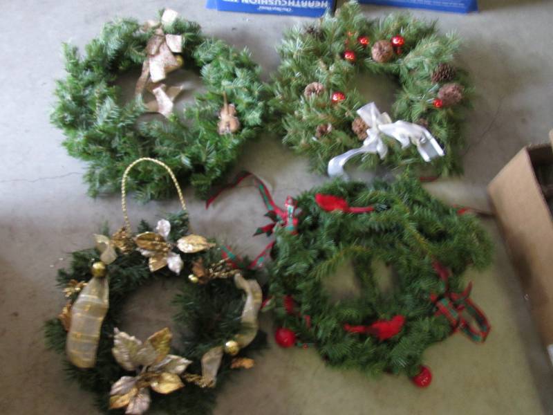 lot 43 image: Lot of 4 Christmas Wreaths  D-4...