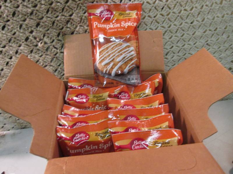 lot 70 image: Case of 12 Bags of Betty Crocker Pu...