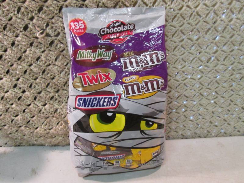 lot 93 image: Large Bag of Mixed Candy 135 Pieces...