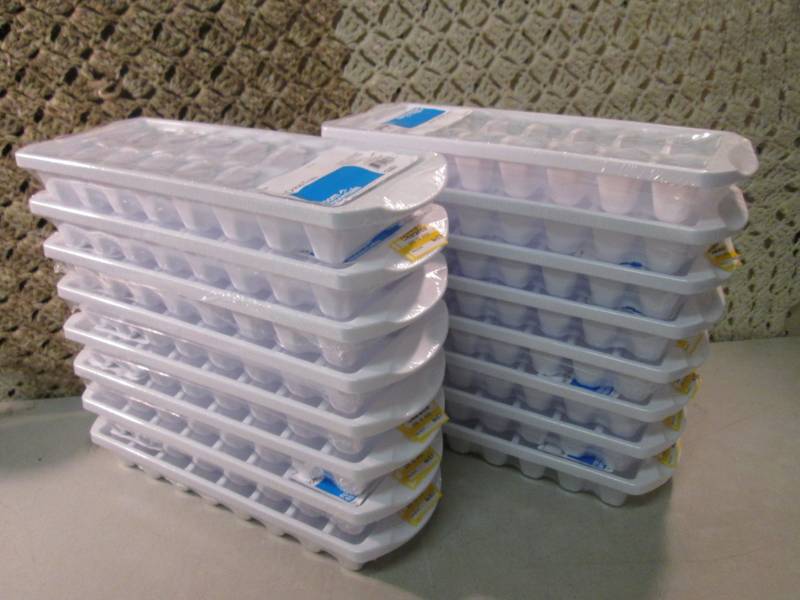 lot 152 image: Lot of 16 Sterilite Plastic Ice Cub...