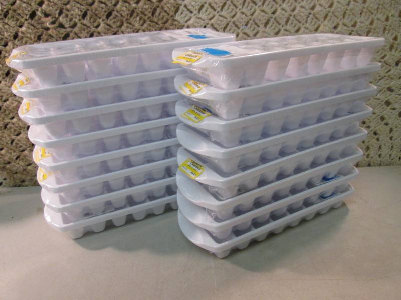 lot 153 image: Lot of 16 Sterilite Plastic Ice Cub...