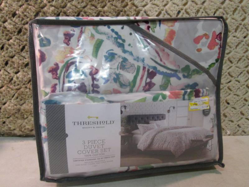 lot 164 image: Threshold 3 Piece Floral Duvet Cove...