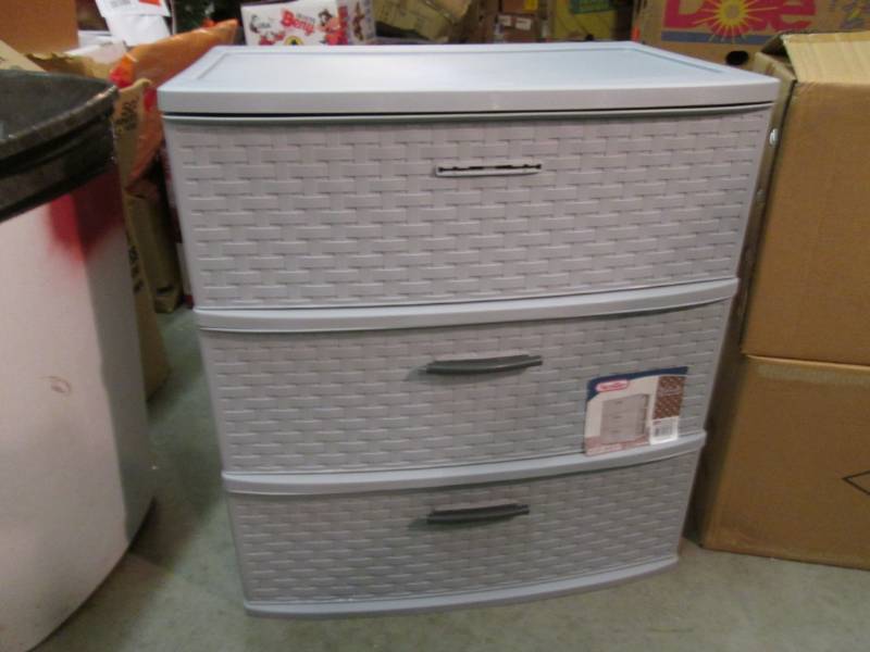 lot 186 image: Sterilite Large 3-Drawer Plastic St...