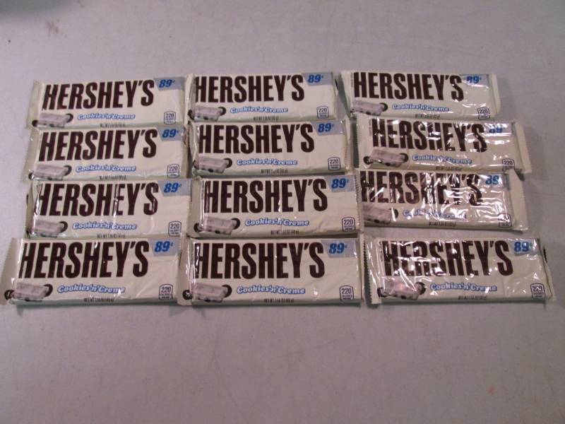 lot 219 image: 12 Hersheys Cookies n Creme Candy B...