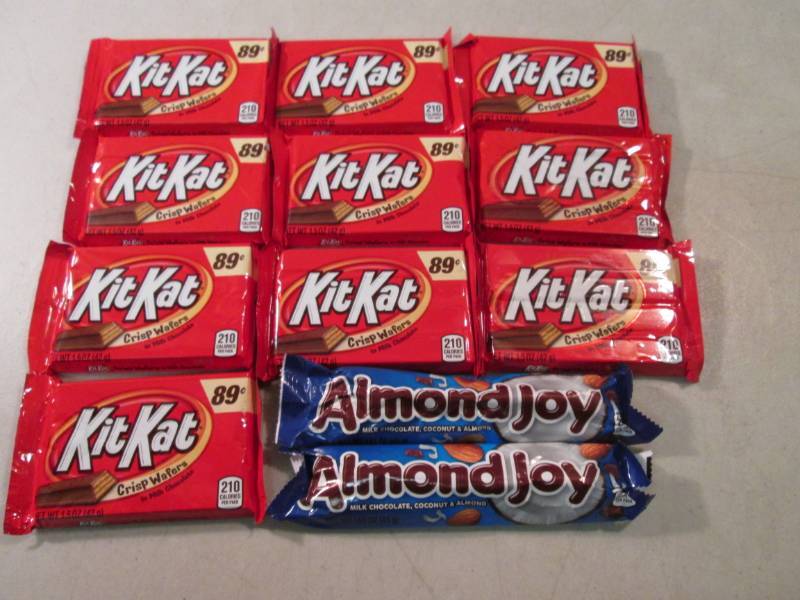 lot 227 image: Mix of 10 Kit Kat and 2 Almond Joy ...