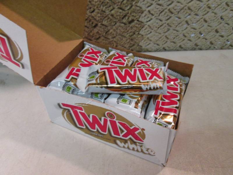 lot 247 image: Box of 20 Twix White Cookie Bars Be...