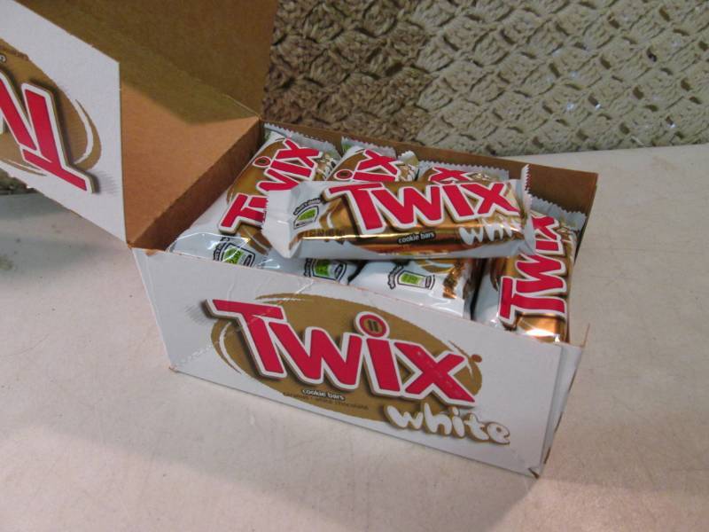 lot 248 image: Box of 20 Twix White Cookie Bars Be...