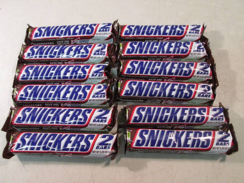 lot 266 image: 12 Snickers 2 Bar Candy Bars Best b...