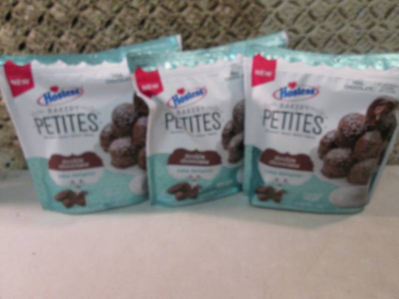 lot 292 image: 3 Bags of Hostess Bakery Petites Do...