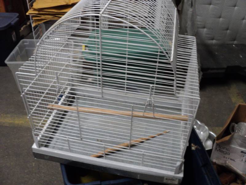 Wire large bird cage 22x 16 x 26...