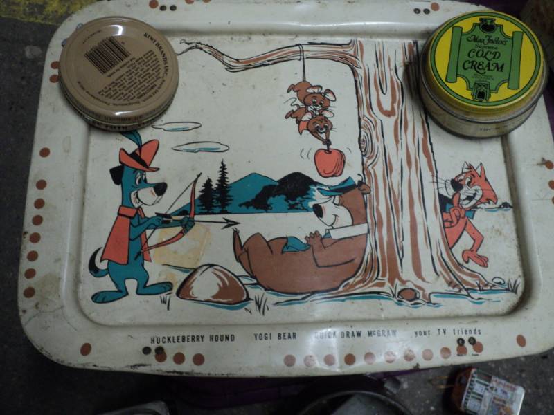 lot of vintage tin items...