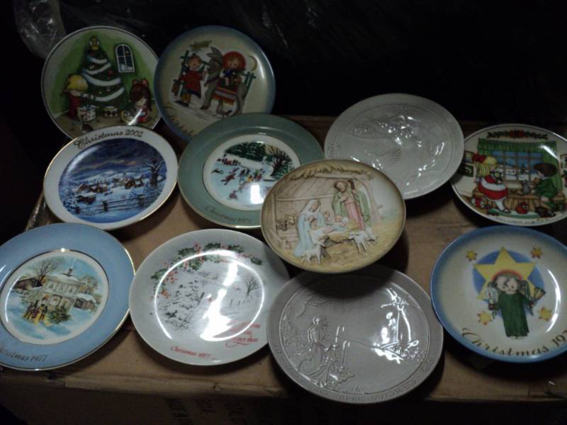 11 xmas plates...