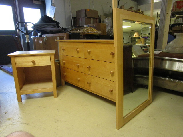 lot 312 image: CHEST OF DRAWERS MIRROR  AND NIGHT STAND