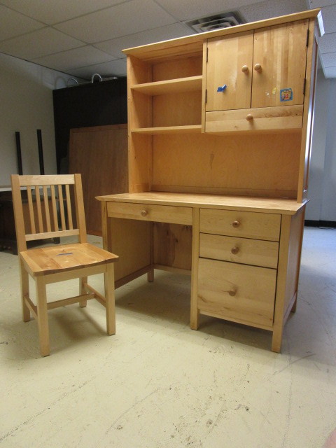 lot 315 image: STUDENT HUTCH BIRCH WITH CHAIR