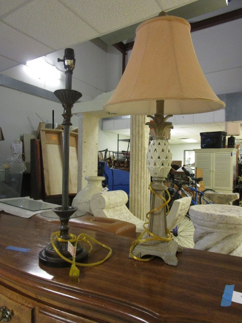 lot 318 image: TABLE LAMPS