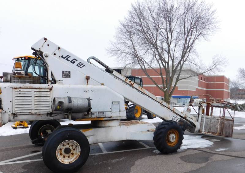 lot 6 image: JLG 40F Boom Lift