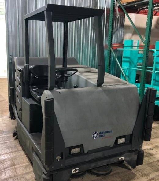 lot 8 image: 2004 Advance 2052 Floor Scrubber