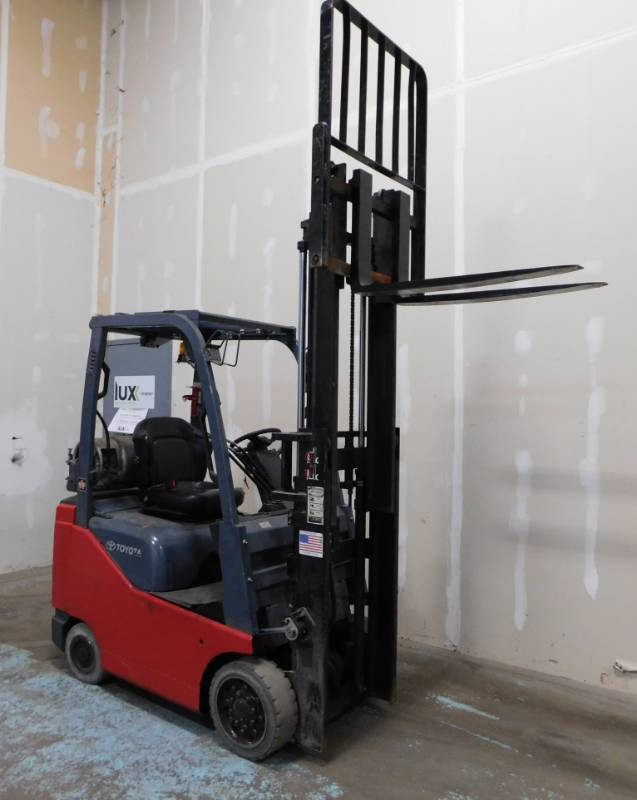 lot 5 image: 3500lb Toyota Forklift