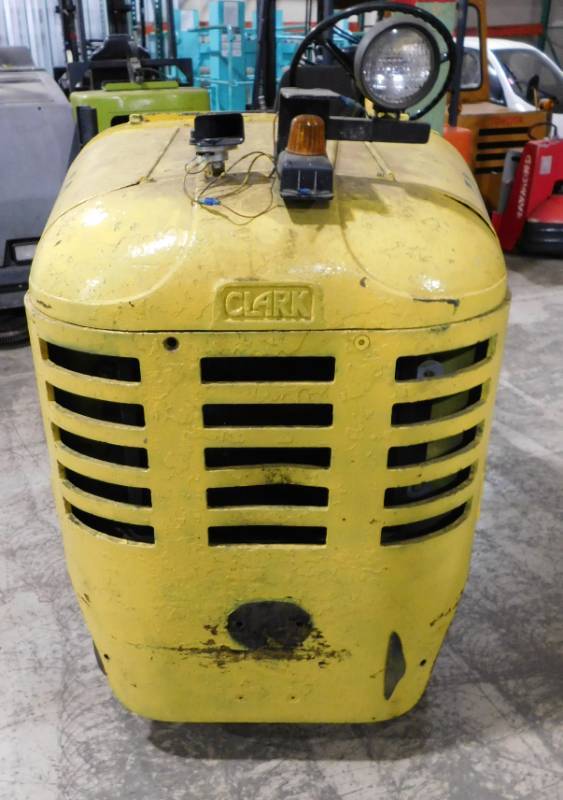 lot 9 image: Clark CK30 Tug