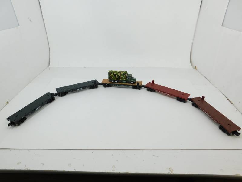lot 4 image: Five Flatbed (O Scale) Train Cars