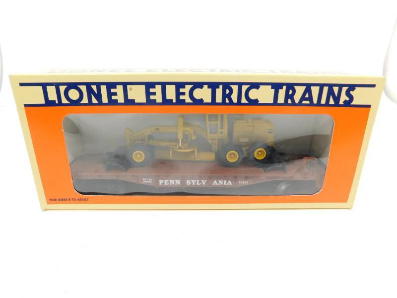 lot 5 image: Lionel Electric Trains (O Scale) Pennsylvania  Flatbed Car W Ertl Road Grader On It