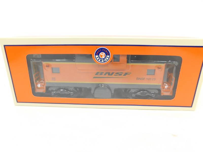 lot 9 image: Lionel (0 Scale) BNSF 10123 Extended Vision Caboose