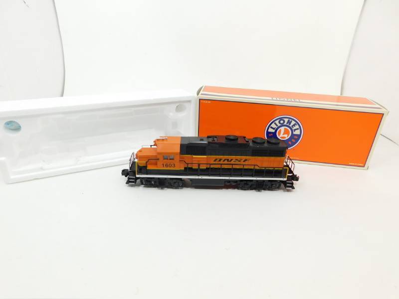 lot 10 image: Lionel (0 Scale) GP38 Diesel Engine