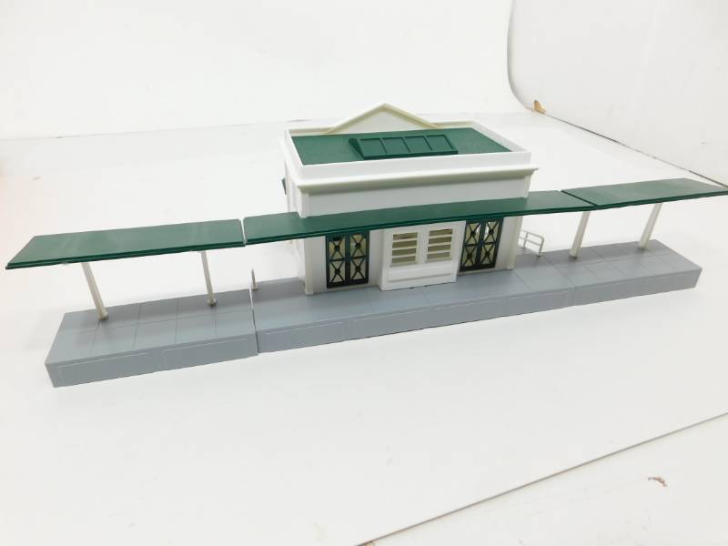 lot 17 image: Union Station Building & Two Seating Benches For (0 Scale Train Set)